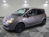la photo d'un monospace argenté garé dans un garage
