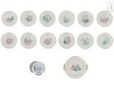 un grand nombre d'assiettes portant des motifs différents