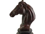 statue représentant une tête de cheval posée sur un socle en bois