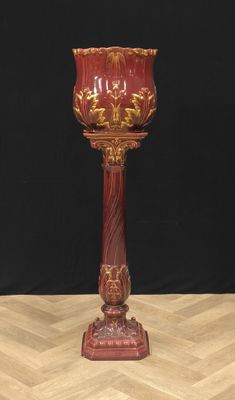 un vase rouge posé sur une table en bois