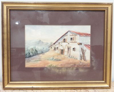 un vieux tableau représentant une grange au toit rouge, dans un cadre doré