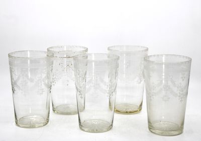 quatre verres sont alignés sur une surface blanche