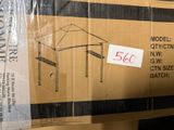 une boîte en carton sur laquelle est représentée une table et des chaises