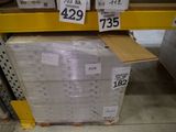 une pile de cartons posée sur une étagère dans un magasin
