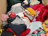 une boîte en carton remplie de vêtements et d'autres objets
