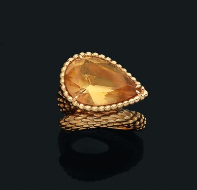 une bague en or jaune 18 carats sertie d'une citrine en forme de poire