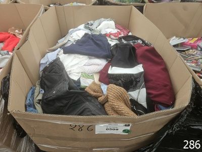 une boîte en carton remplie de vêtements et d'autres objets