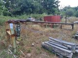 une clôture sur laquelle sont empilés des morceaux de bois