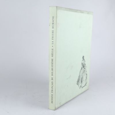 un vieux livre sur lequel figure le dessin d'une femme en robe