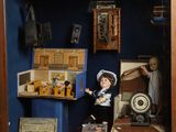 un cadre-vitrine contenant une poupée