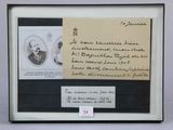 la photo d'une femme tenant un bout de papier à la main
