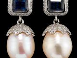 une photo d'une paire de boucles d'oreilles en perles et saphirs