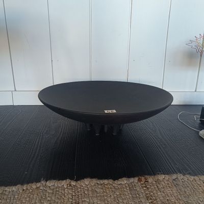 une table noire posée sur un tapis au sol