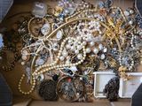 une boîte remplie de bijoux posée sur une table