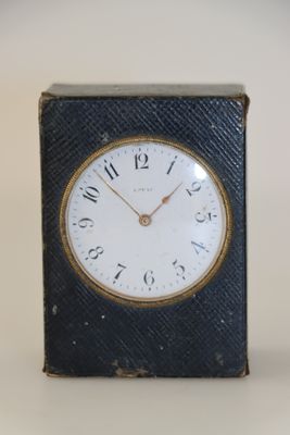 une petite horloge posée sur une table