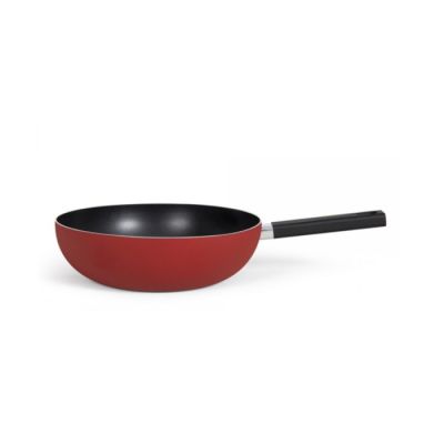 une poêle rouge avec un manche noir sur fond blanc