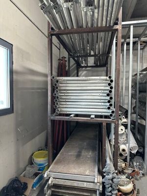 une photo d'une pièce où l'on voit tout un tas de tuyaux accrochés au mur