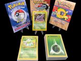 Quatre cartes Pokémon sont présentées sur un fond noir