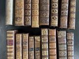 une pile de vieux livres posés sur une table