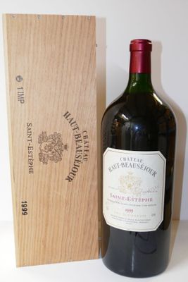une bouteille de vin posée à côté d'une caisse en bois