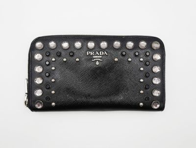portefeuille Prada à fermeture éclair sur tout le pourtour, orné de clous