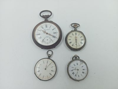 Quatre modèles différents de montres de poche sont exposés sur un fond blanc