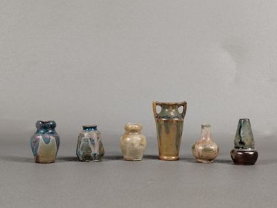 cinq vases alignés sur une table