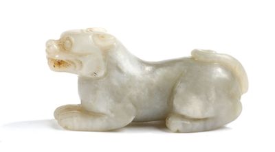 CHINE. Sujet en jade blanc nuancé représentant un félin.