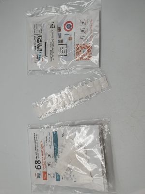 trois sacs en plastique blanc sont posés sur une table