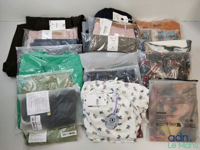 de nombreux sacs de vêtements posés sur une table