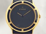 une image d'un gros plan d'une montre-bracelet sur une surface blanche