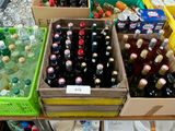 Des bouteilles de bière sont empilées sur un carton dans un magasin