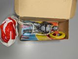 une boîte d'objets assortis posée sur une table