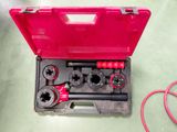 un jeu d'outils dans un coffret rose posé sur une table