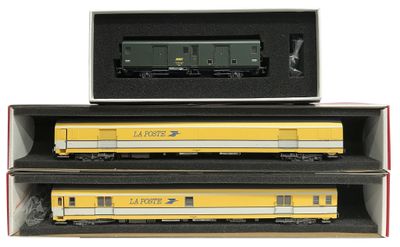 deux wagons jaunes et blancs dans une boîte posée sur une surface blanche