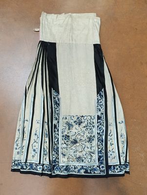 une photo d'une jupe à motifs bleus et blancs
