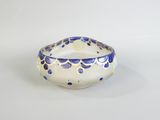 un bol blanc et bleu parsemé de petits points bleus