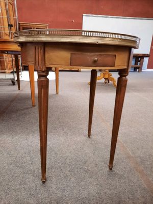 une table en bois avec un tiroir dans une pièce