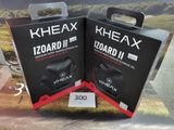 deux boîtes de Kheax Zoard II et de casques Kheax Zoard II exposées dans un magasin