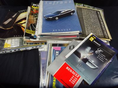 un grand nombre de livres posés sur une table