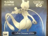 gros plan d'une boîte de cartes pokemon sur une table