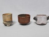 trois tasses posées les unes à côté des autres sur une table