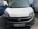 la camionnette blanche est garée dans le parking à côté d'autres voitures