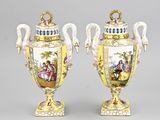 paire de vases anciens en porcelaine, ornés d'anses en forme de cygne et de scènes peintes