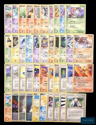 de nombreuses cartes de différentes couleurs et motifs sur la table