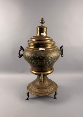 Grande fontaine en laiton sur pied à décor au repoussé aux a…