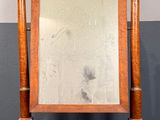 une image représentant un miroir posé sur un support en bois