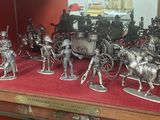 de nombreuses figurines exposées dans une vitrine
