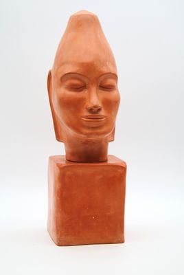 sculpture représentant la tête d'une femme posée sur un socle carré