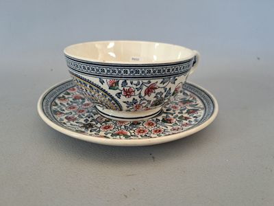 une tasse et une soucoupe posées sur une table